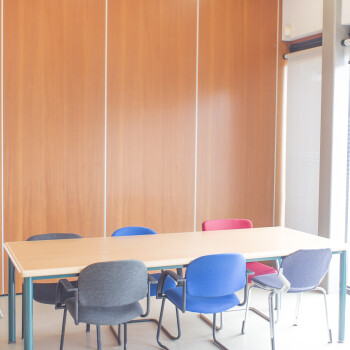 Serre foto van de tafel bij gebruik van geopende scheidingswand 