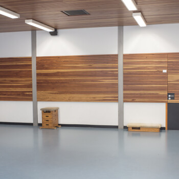 binnenzijde van de ruimte, lege zaal met een blauwe vloer