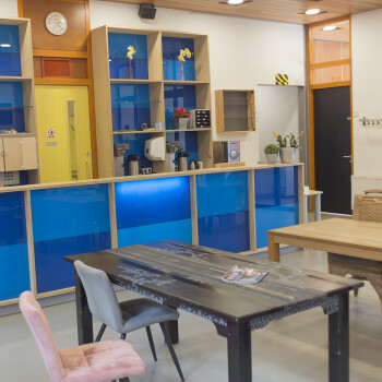 blauwe bar met daarvoor tafels en stoelen