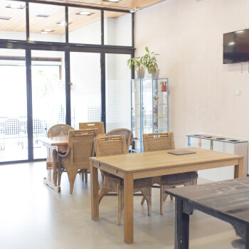 tafelopstelling met stoelen van dichtbij bekeken