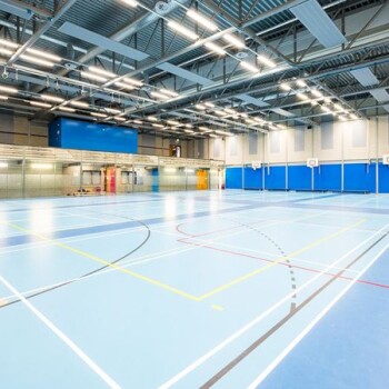 binnezijde van de spelzaal, blauwe sportvloer met belijning