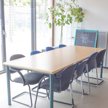 tafel, stoelen en raampartij