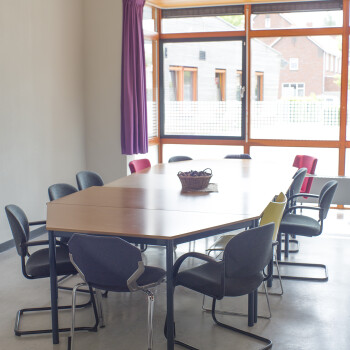 foto ruimte met tafel, stoelen en raam