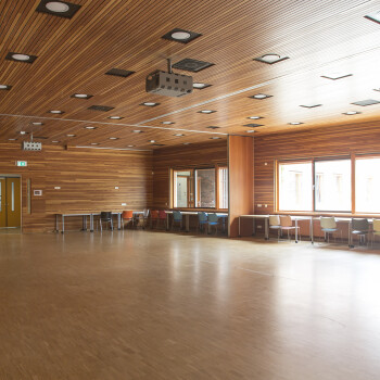binnenzijde van de Aula, zaal en raampartij