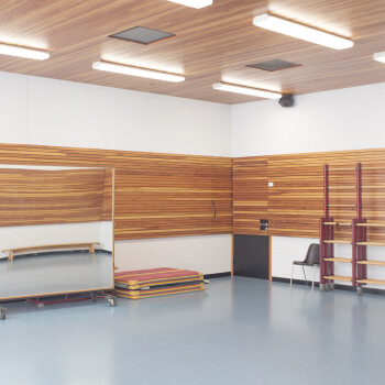 binnenzijde speellokaal met blauwe vloer